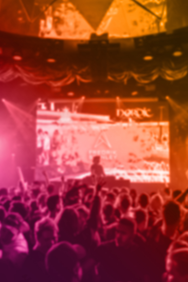 Publik framför scenen på Voyara partykryssning